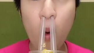 挑战用鼻子吸果冻。