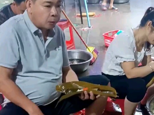 น้ำมูกน้ำตาไหลพราก ข้าวต้มมัดที่ห่อแบบนี้ คุณชอบกินไหม?