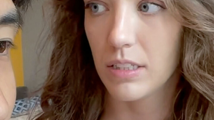 رغم أن هذه الفتاة الأمريكية تبدو كإلهة، إلا أن لديها سرًا كبيرًا.