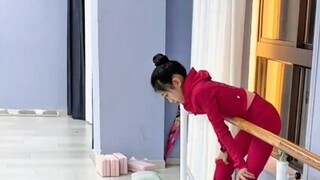 舞蹈生被队长站着压腿，痛哭大叫求饶！！！