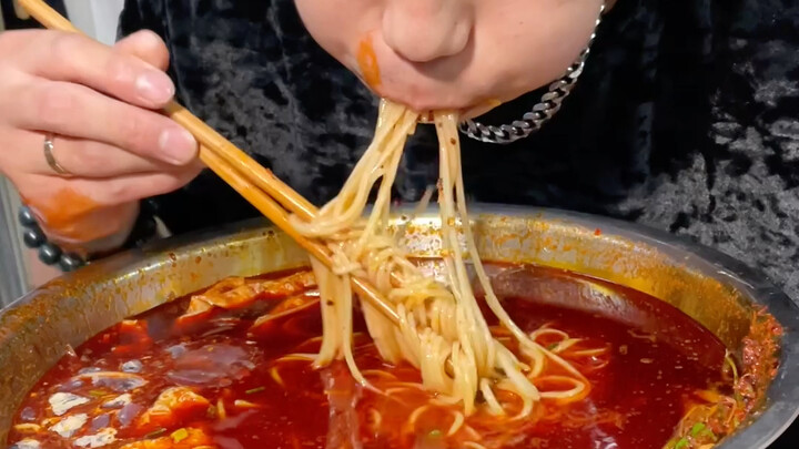 This friend from Northeast China is both handsome and fearless, tackling a seven-liang super-spicy s