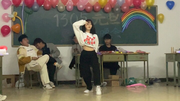 Biểu diễn nhảy lại ca khúc “DUMB DUMB” của Somi trong đêm giao thừa