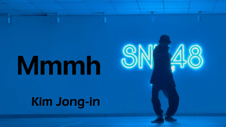 Nhảy cover Mmmh solo của Kim Jong In trong phòng luyện tập