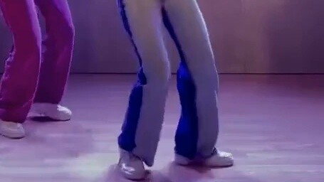 The dancing frame of the female dancer will not be blocked by any loose clothes [Lee Joo-hyun]