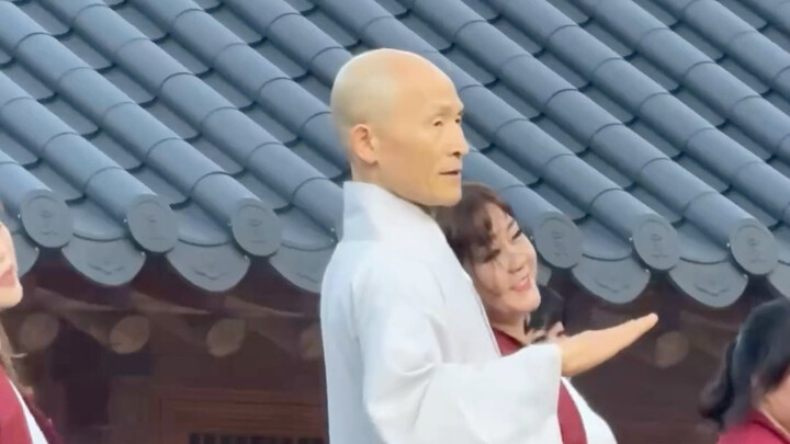 Monks at the temple all know how to dance to “BAD”! A “BAD” dance performance at the Shuiguo Temple 
