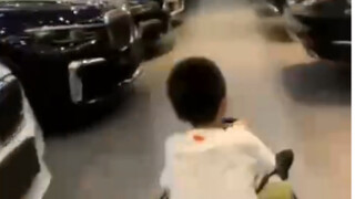 Thiếu gia từ từ thôi, đừng để mấy chiếc xe cũ kỹ này làm anh bị thương.