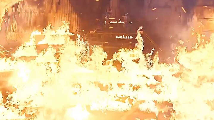 Diangkat dari kisah nyata: Warga panik berlarian ke mana-mana, sementara petugas pemadam kebakaran j