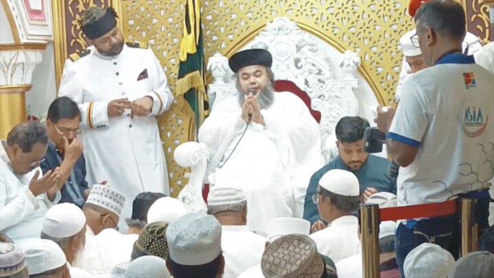মহান আল্লাহর দরবারে দেশ, জাতি ও মুসলিম উম্মাহর শান্তি, সমৃদ্ধি ও হেদায়েতের জন্য বিশেষ মোনাজাত