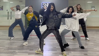 【Yuan Yiqi】Behind the scenes of the practice room with friends｜Xiaoqi was spotted practicing driving