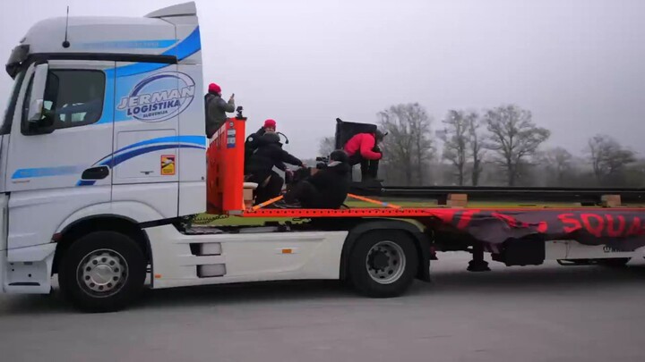 Trên chiếc xe tải đang chạy ở tốc độ 80 km/h, nếu bắn người ngược chiều với cùng tốc độ thì trong th