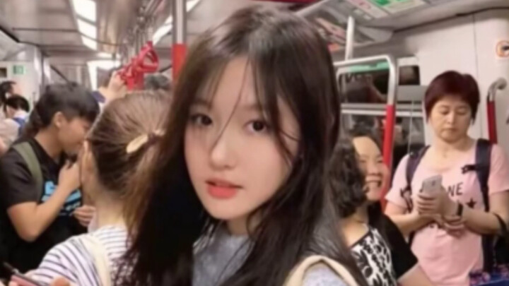 มีมตลกๆ｜เจอรักครั้งแรกในรถไฟฟ้า ตอนนั้นเธอก็ใส่เสื้อยืดสีชมพูนี่แหละ