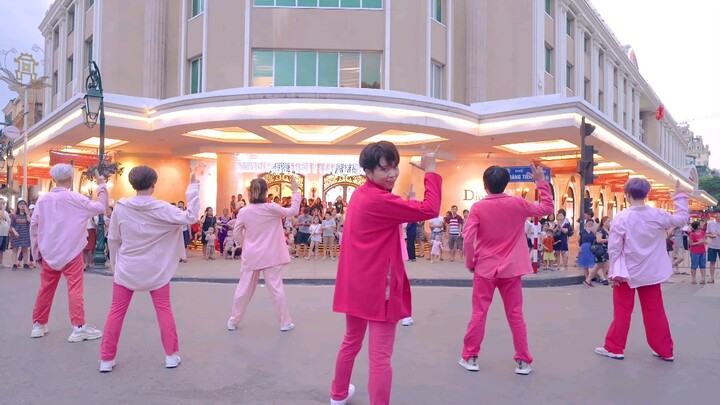 The A-code (kpop ในที่สาธารณะ) คณะเต้นรำเวียดนาม The A-code คัฟเวอร์เพลง (Boy with Love) ของ BTS