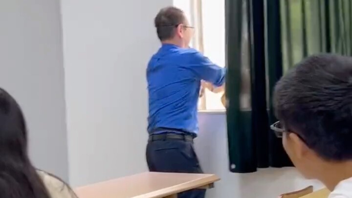 รุ่นพี่แมวถูกคุณครูเชิญออกจากห้องเรียนแล้ว!