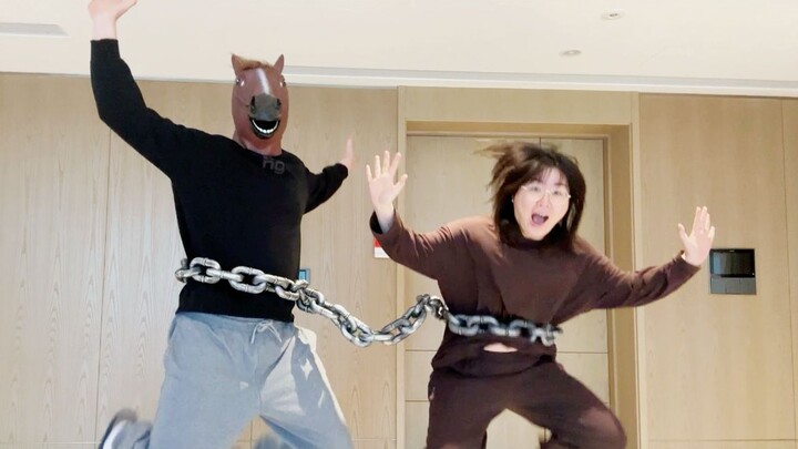 We're each other's burdens! A couple playing "chained together"!