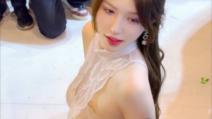 Younger days didn't know the charm of a mature woman.