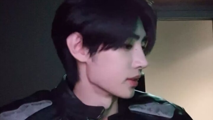 ถอดเสื้อออกเหลือแต่เสื้อกั๊ก...