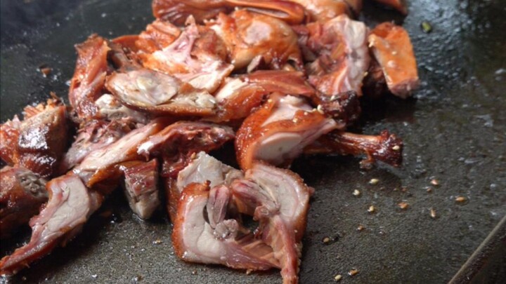 Bebek panggang dengan minyak teh di atas wajan besi! Satu ekor hanya 28, benar-benar sangat lezat