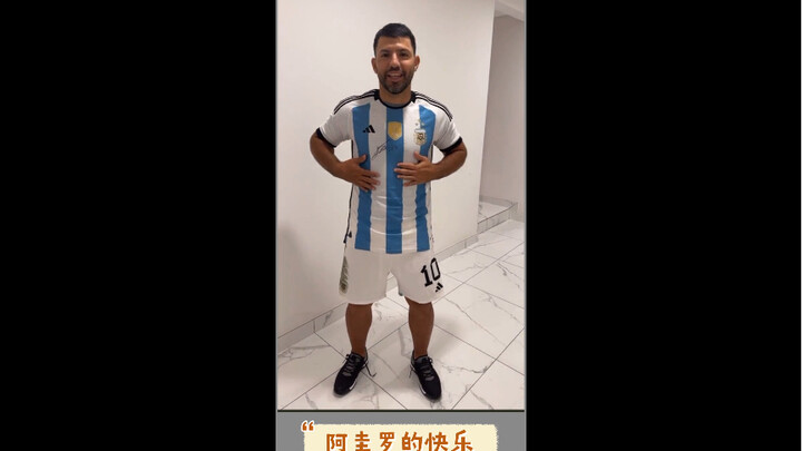 Agüero đã nhanh chóng khoác lên mình chiếc áo đấu vô địch có chữ ký của Messi cùng chiếc quần thi đấ