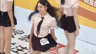 瞒着家人在商场路演，但还是被发现了的视角