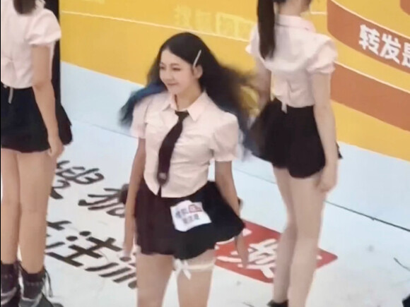 瞒着家人在商场路演，但还是被发现了的视角