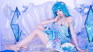 “嘘...离这个小美人鱼再近一点啦~”