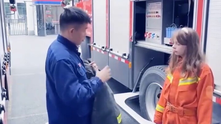 Seorang gadis asing bekerja sebagai petugas pemadam kebakaran di Tiongkok suatu hari, dan dia tidak 