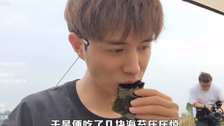 Trong buổi livestream, Đồng Cẩm Trình chỉ ăn một quả hồng thôi mà đã bị netizen chúc “kiếp sau gặp l