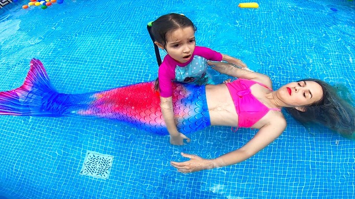 Mi mamá se convierte en sirena en la piscina!