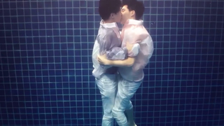 ไม่มีใครเห็นถ้าจูบในสระ