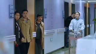 Hai bố mẹ mắt một mí sinh con mắt hai mí, bác sĩ nhìn qua đã phát hiện có vấn đề