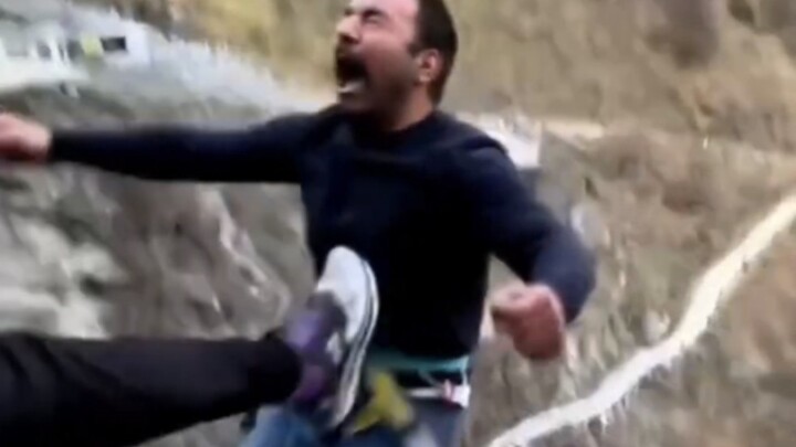 Bungee jumping with a rope-cutting game—do you dare to take the challenge?
