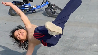 فتى رقص شارع في السادسة من عمره، رقص شارع في الهواء الطلق، رائع جدًا