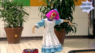 Cô bé hề khiến mọi người cười rụng rốn