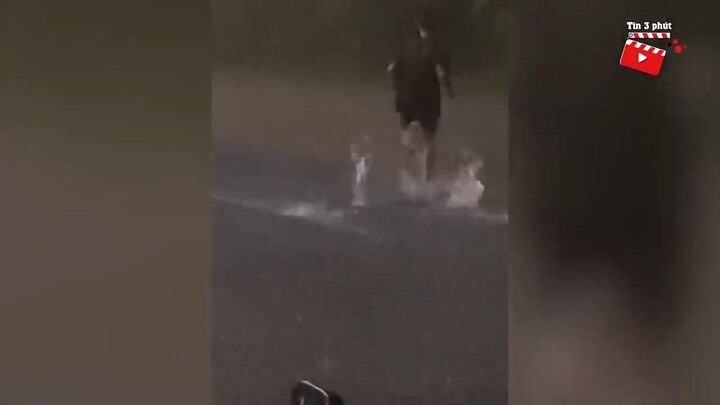 Để 'NÍU KÉO' bạn gái, chàng trai cố hết sức 'CHẠY 20 VÒNG' dưới cơn mưa tầm tã