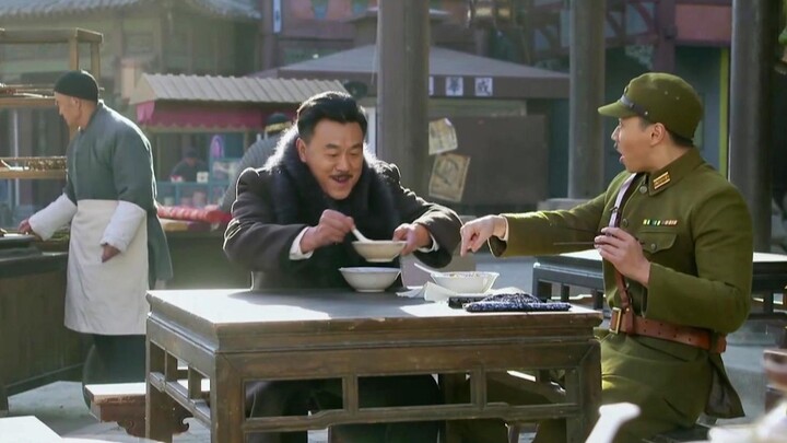 Tay tay bán nước dẫn bọn Nhật đi ăn lẩu nhúng, chỉ mới cắn một miếng đã mê mẩn, lại còn liên tục cho