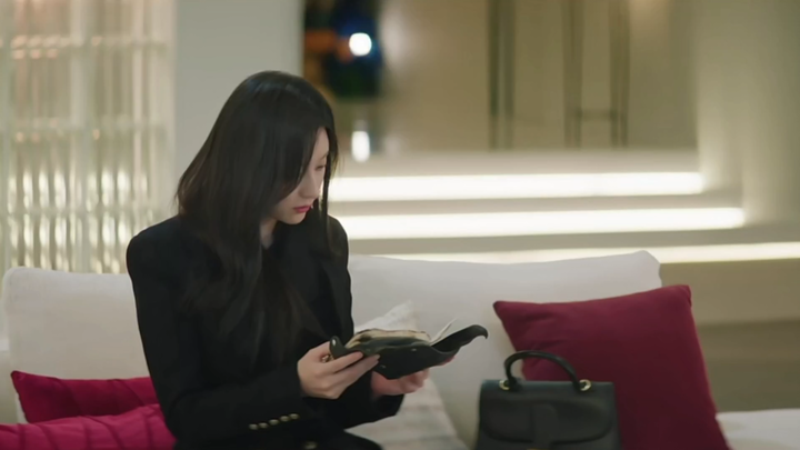 Hae-in sees the record book before he lost his memory