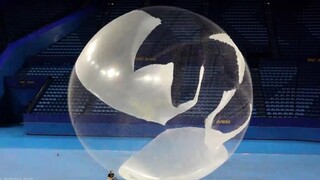 วินาทีระเบิดของบอลลูนที่ใหญ่ที่สุดในโลก เส้นผ่านศูนย์กลางเกิน 12 เมตร