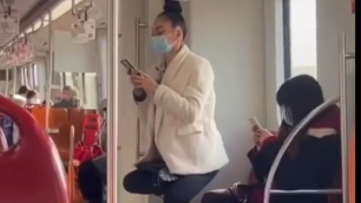 สาวน้อยบนรถไฟใต้ดินสาย 16 เซี่ยงไฮ้ผูกคอ悬梁