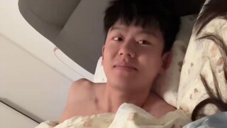 “女生问男友谈恋爱和结婚哪个更好，没想到男友的答案来回随机应变”