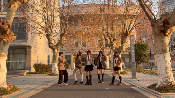 สาวมหาวิทยาลัยแปลงโฉมสุดปังในโรงเรียนหญิงล้วน กับเพลง “Ditto”
