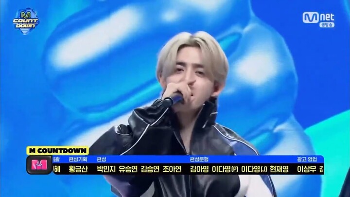 Yang cuci muka berdiri di tengah, yang pakai sabun cuci muka berdiri di depan.