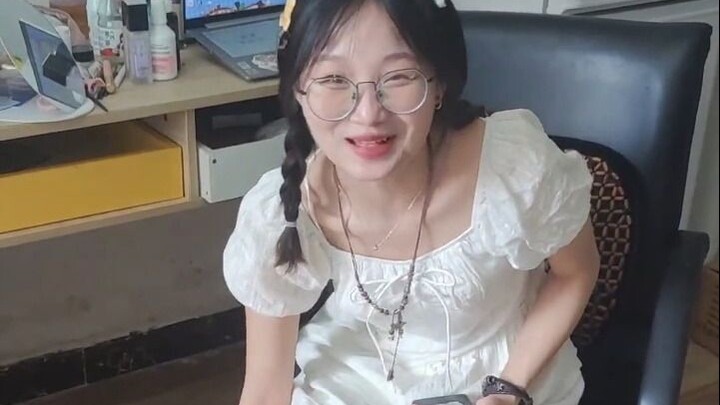 Dongmen Yongcun sangat lucu sehingga dia mengubah sepatu berlubangnya menjadi mode olahraga