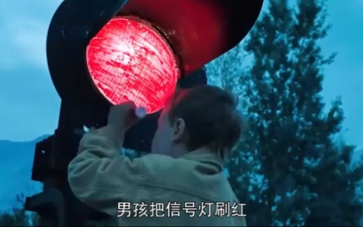 เด็กชายทาสีสัญญาณไฟให้เป็นสีแดง ปรากฏว่ารถไฟกลับหยุดชะงักลงทันที