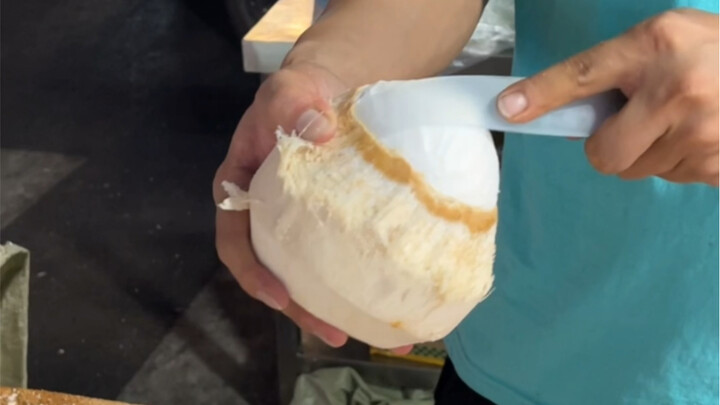 بيض جوز الهند الطازج المفتوح مباشرة في سوق الليل – لذيذ جدًا!