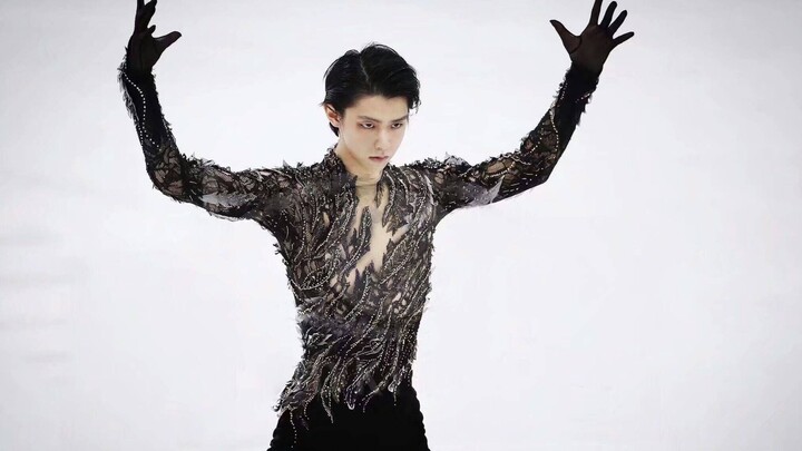 เมื่อยูซึรุ ฮายาชิบาระมาถ่ายรูปกลุ่มช้า เขาไม่เคยเบียดเข้าไปแถวหน้าเลย