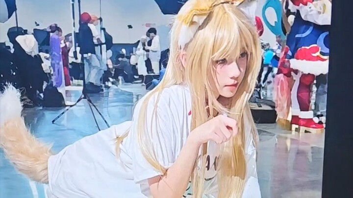 Bạn chẳng cần phải giấu diếm màu sắc làm gì, cứ phô hết ra ngoài là được.