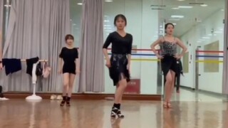 การออกกำลังกายแบบผสมผสานละตินชาชา