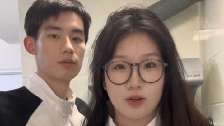 Lần đầu gặp em, em đứng cạnh cửa sổ gọi bạn khiến anh giật mình.