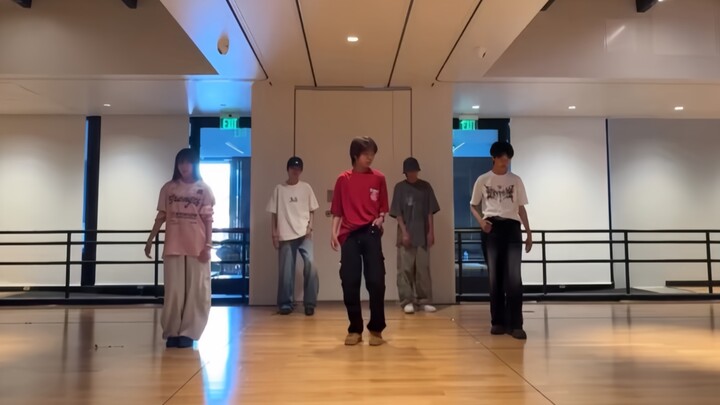 Buổi học huấn luyện của thực tập sinh Trung Quốc A2O dưới sự hướng dẫn của biên đạo múa Anthony Lee 