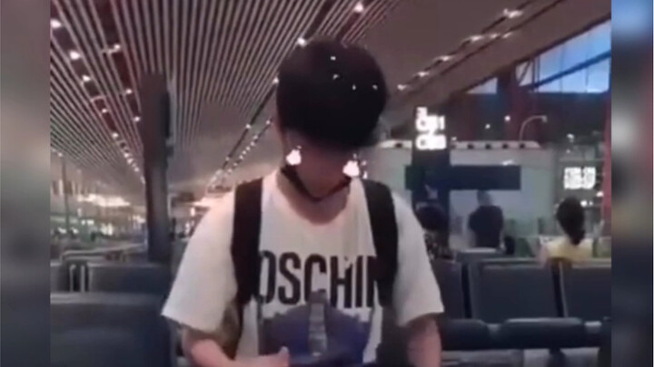 [Tiêu Chiến] bị “quạt” dàn cảnh va chạm! Mặt mũi ngơ ngác hết sức!! Haha!! Bạn thật đáng yêu làm sao